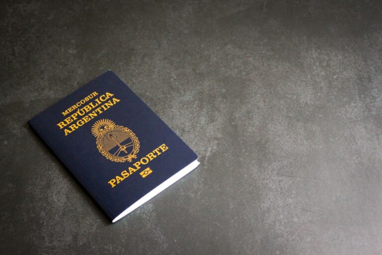 Pasaporte electrónico en Latinoamérica 2026: países que lo adoptan, requisitos, tiempos de trámite y ventajas al pasar migración